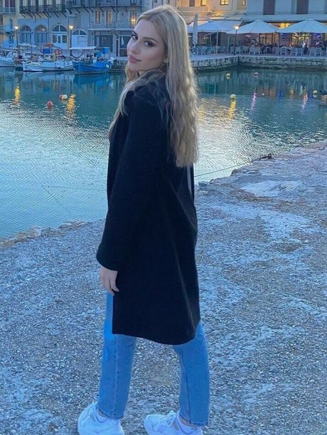 Dimitra Menegatou modèle porno img