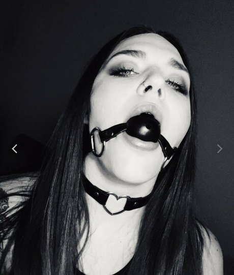 fille courbée dà côté onlyfans art érotique galeries