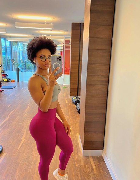 Saffronnn star du porno sexy des photos