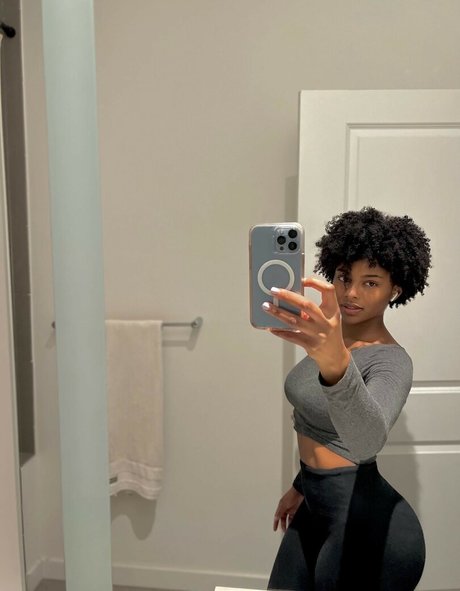 Saffronnn modèle adulte photos