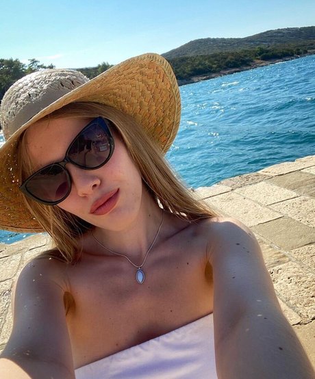 Eva Gevorgyan modèle magnifique image