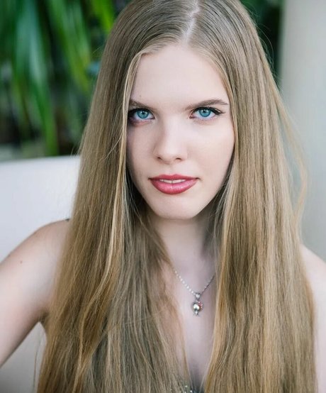 fille courbée dà côté onlyfans nus photo