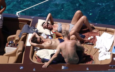 baisers lesbiens onlyfans nu sexy images