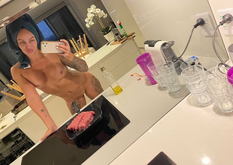 HyIey Vernon modèle adulte galeries