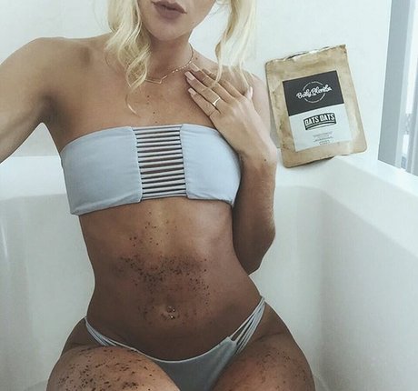 milf aux cheveux noirs onlyfans belle qualité des photos