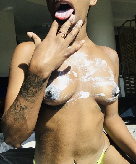 Darling Nicky modèle sexy images