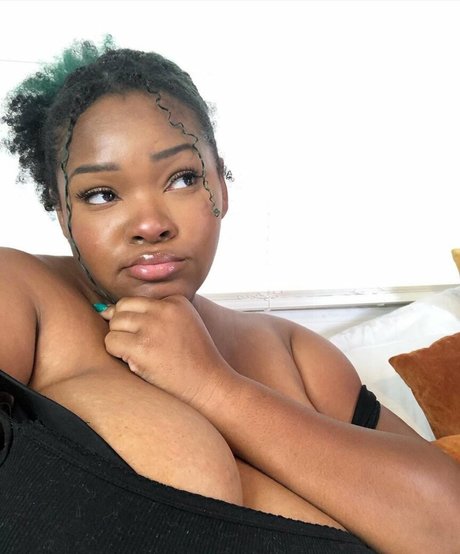 MsMoodyBB modèle xxx galerie