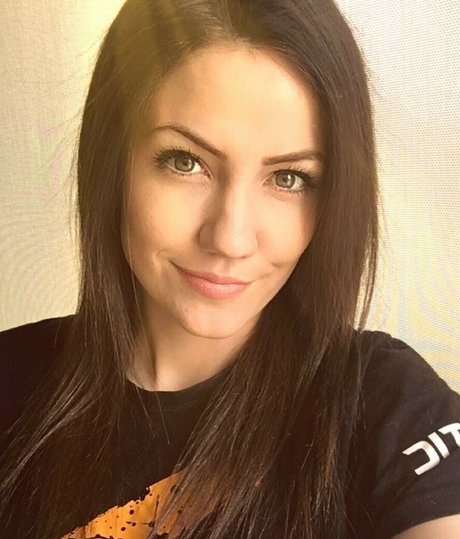 milf aux cheveux noirs onlyfans bel art image