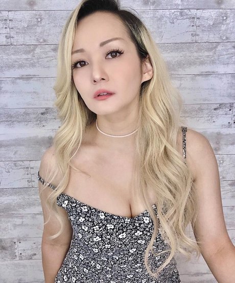 Reina Scully jolie étoile archive