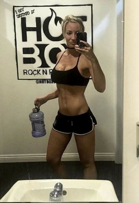 tatouages ​​blonds onlyfans nus pornographiques des photos