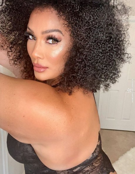 Lina Fanene star du porno érotique galerie