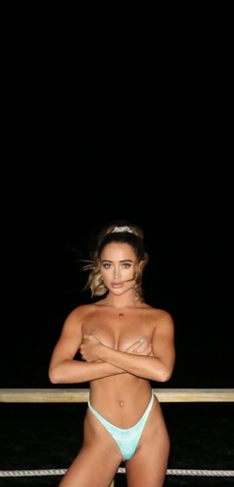 Georgia Harrison étoile de l'art photos