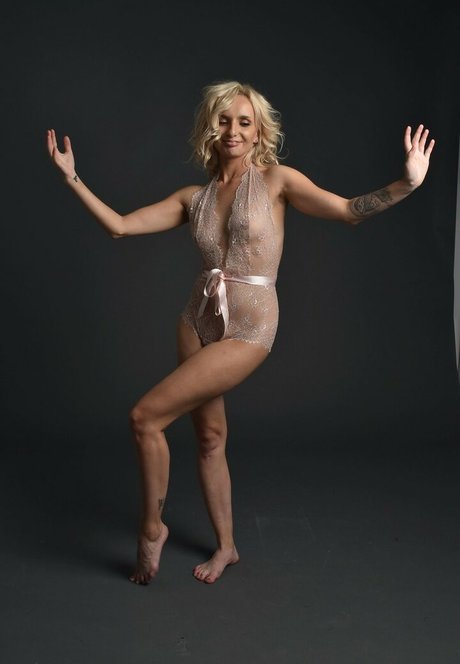 Anna Shtukmaister modèle sexy img