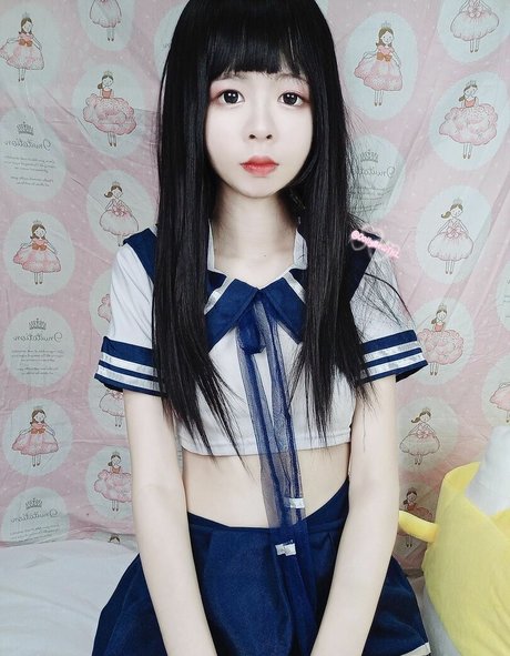 DollyMew star érotique photo