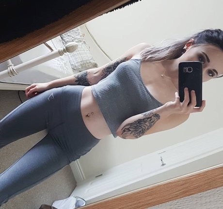 Lunar xo modèle nu des photos