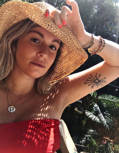 filles célèbres onlyfans assez pornographique image