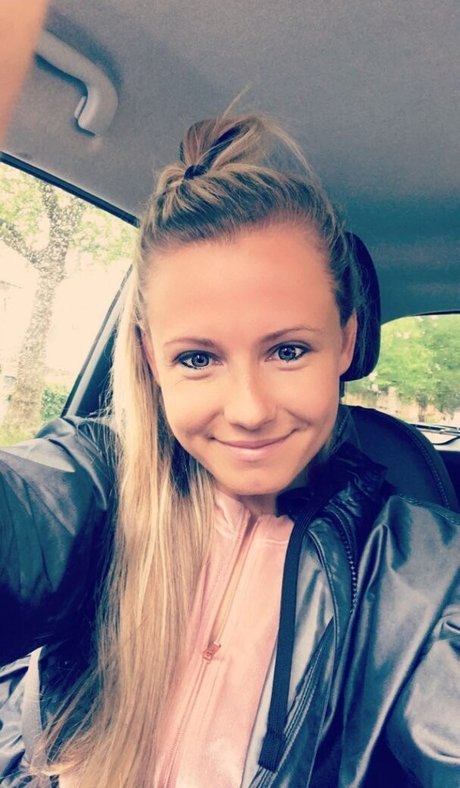 Julia Simic belle star du porno img