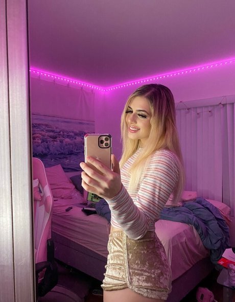 Nikkibebe_ actrice libre image