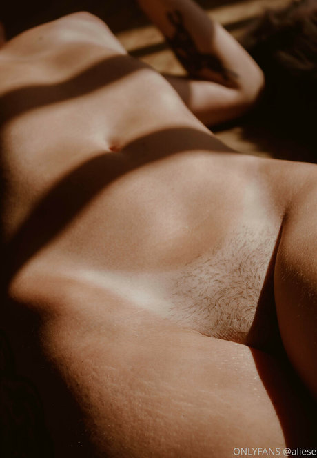 Aliesealieseoff actrice chaude galerie