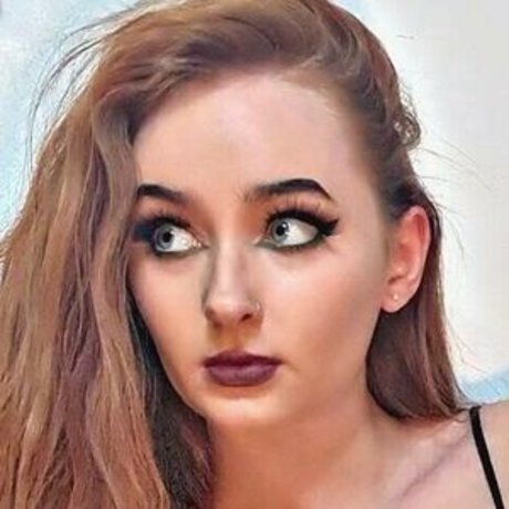 infirmière brune onlyfans haute qualité image