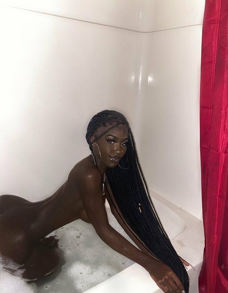 Cyn Kaine star du sexe des photos