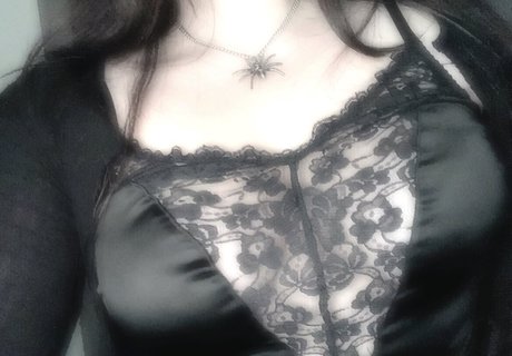 Crucifixkittie étoile nue galeries