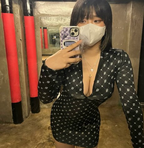 Hana Song modèle xxx img