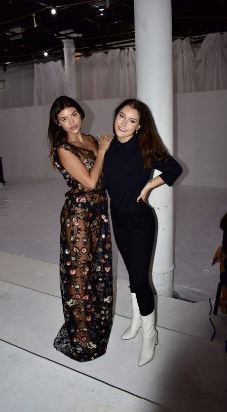 Holly Scarfone actrice galeries