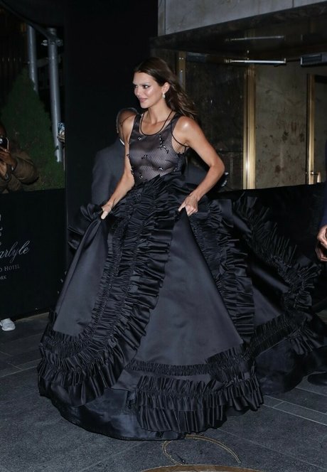 fille courbée dà côté onlyfans top sympa photos