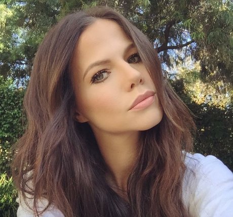 Tammin Sursok modèle magnifique img