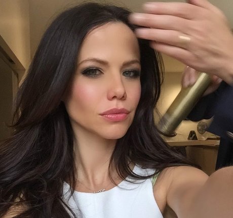 Tammin Sursok modèles nus archive