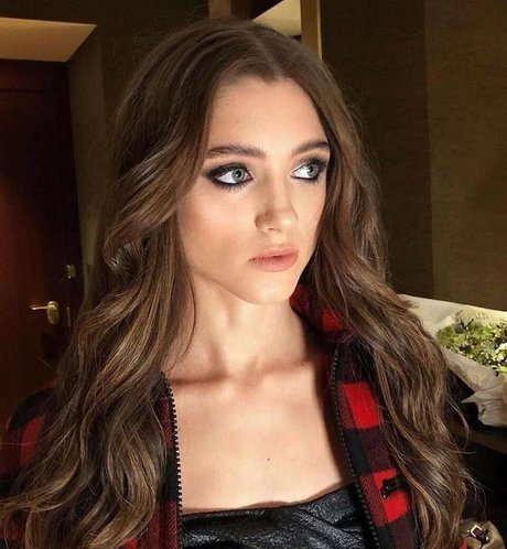 Natalia Dyer sexe star du porno galeries