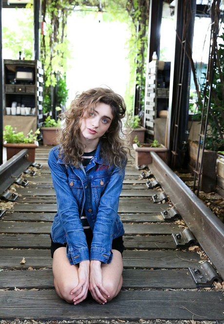 Natalia Dyer modèle pornographique img
