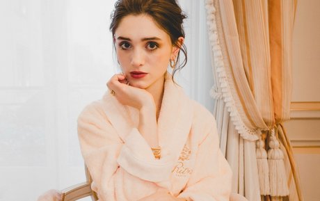 Natalia Dyer nus étoiles collection