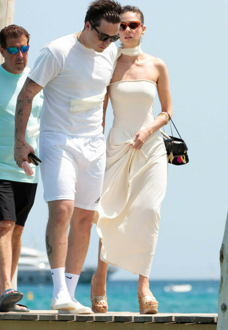 Nicola Peltz mannequin galeries