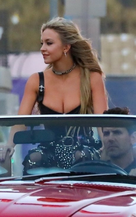 Sydney Sweeney modèle adulte galeries