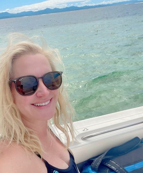 Angela Kinsey étoile collection