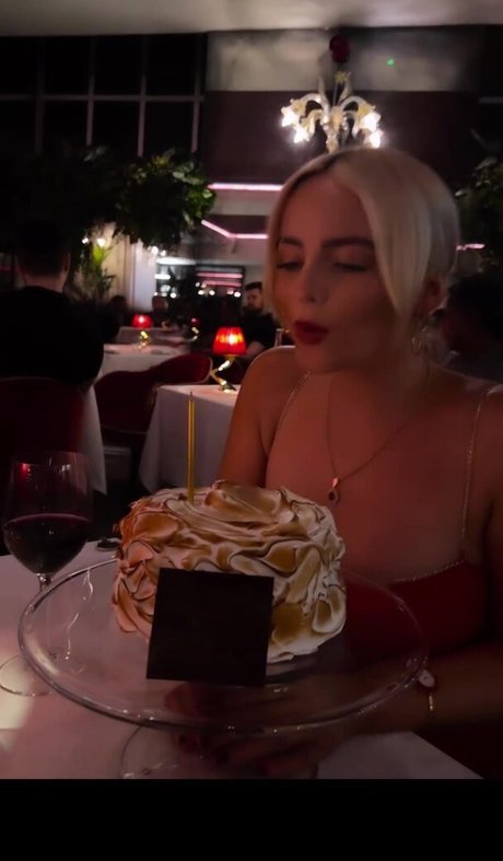 Millie Gibson modèle de haute qualité image