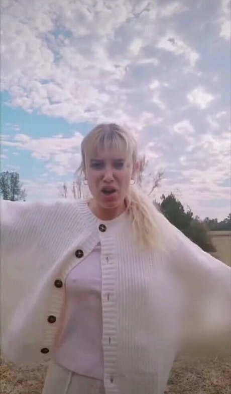 Millie Bobby Brown modèle artistique galerie