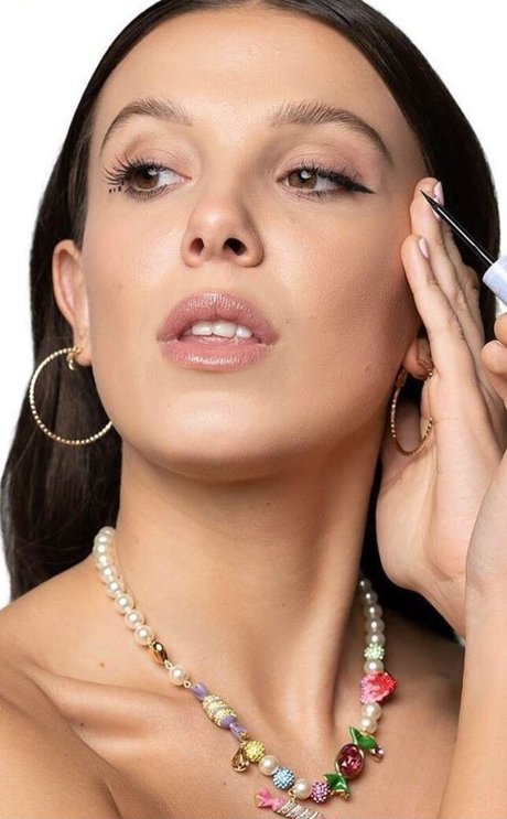 Millie Bobby Brown étoile nue des photos