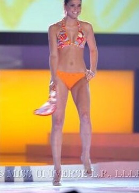 Shelley Hennig étoile nue galerie