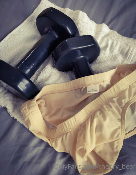 theory bear actrice de nus des photos