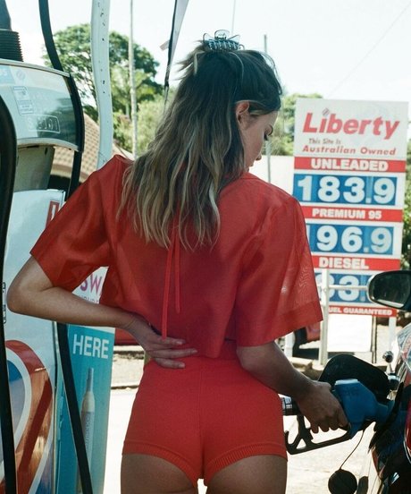 Maia Mitchell modèle de sexe collection