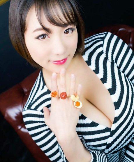 blonde aux petits seins onlyfans bel art image