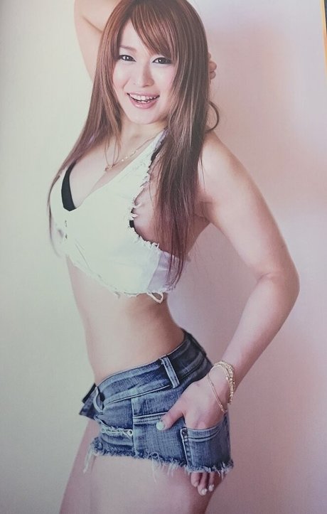 Iyo Sky modèle pornographique des photos