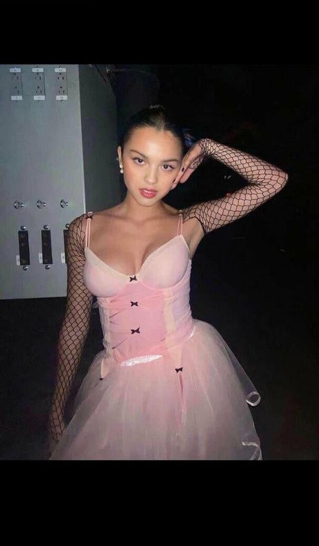 Olivia Rodrigo nus étoiles image