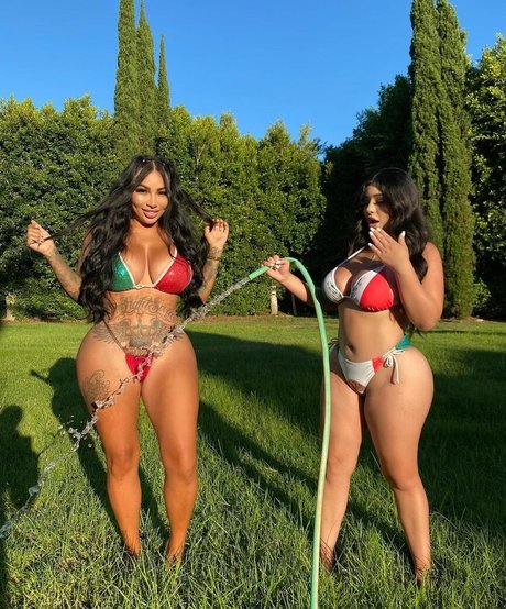 JessGotJugs actrice sexy galerie