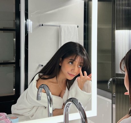 Eeeveenara actrice exclusive photos