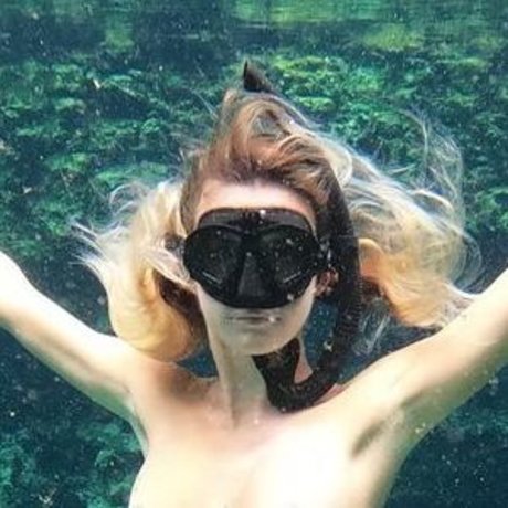 fille courbée dà côté onlyfans haut hd galerie