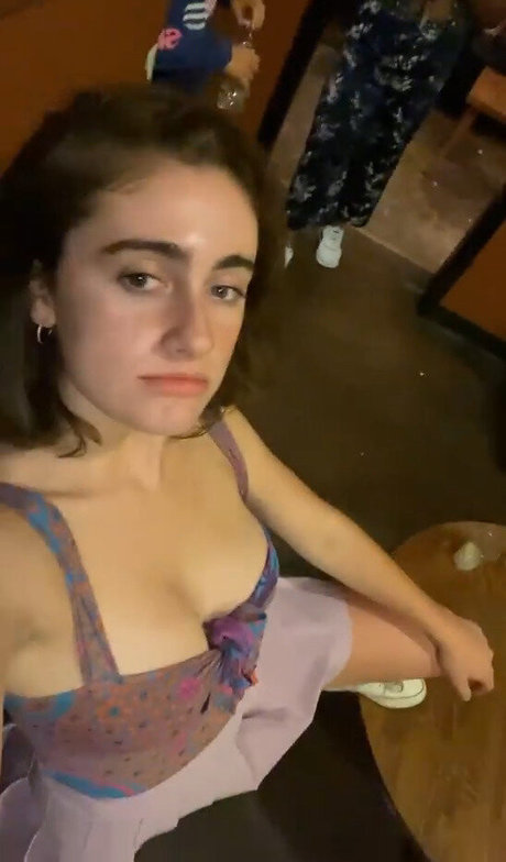 Rachel Anne Sennott modèle adulte images